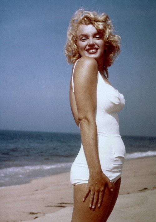 Marilyn-Monroe-at-Amagansett-Beach-in-the-Hamptons-by-Sam-Shaw-1958-6
