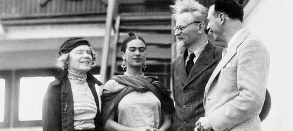 A Tampico, le 8 janvier 1937, Léon Trotski et sa femme (à gauche) sont accueillis par Frida Kahlo (au centre) et le marxiste américain Max Schachtman. © Bettmann/CORBIS 